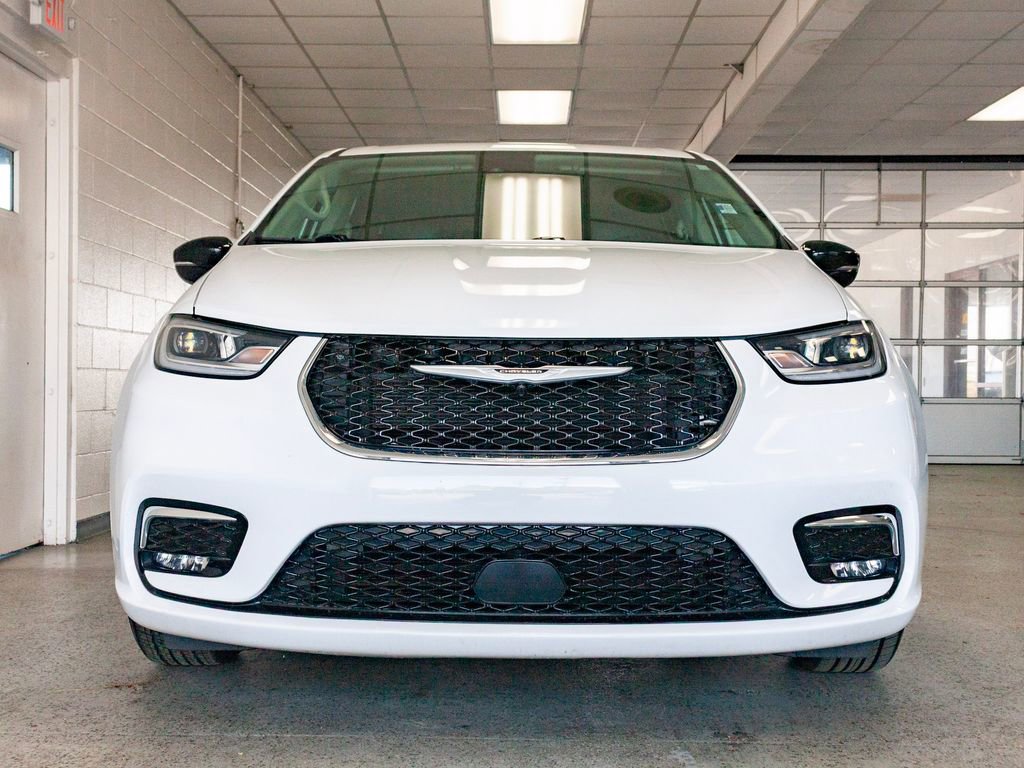 Certified 2024 Chrysler Pacifica Touring-L image 4