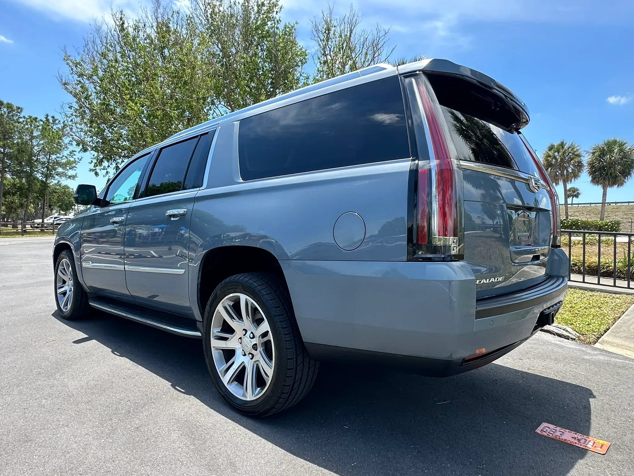 Used 2016 Cadillac Escalade ESV Luxury AWD/4WD image 8