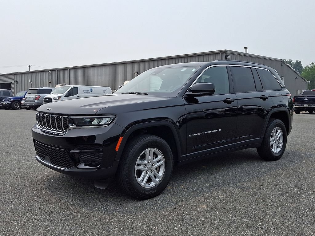 Used 2024 Jeep Grand Cherokee Laredo w/ Luxury Tech Group I AWD/4WD image 3