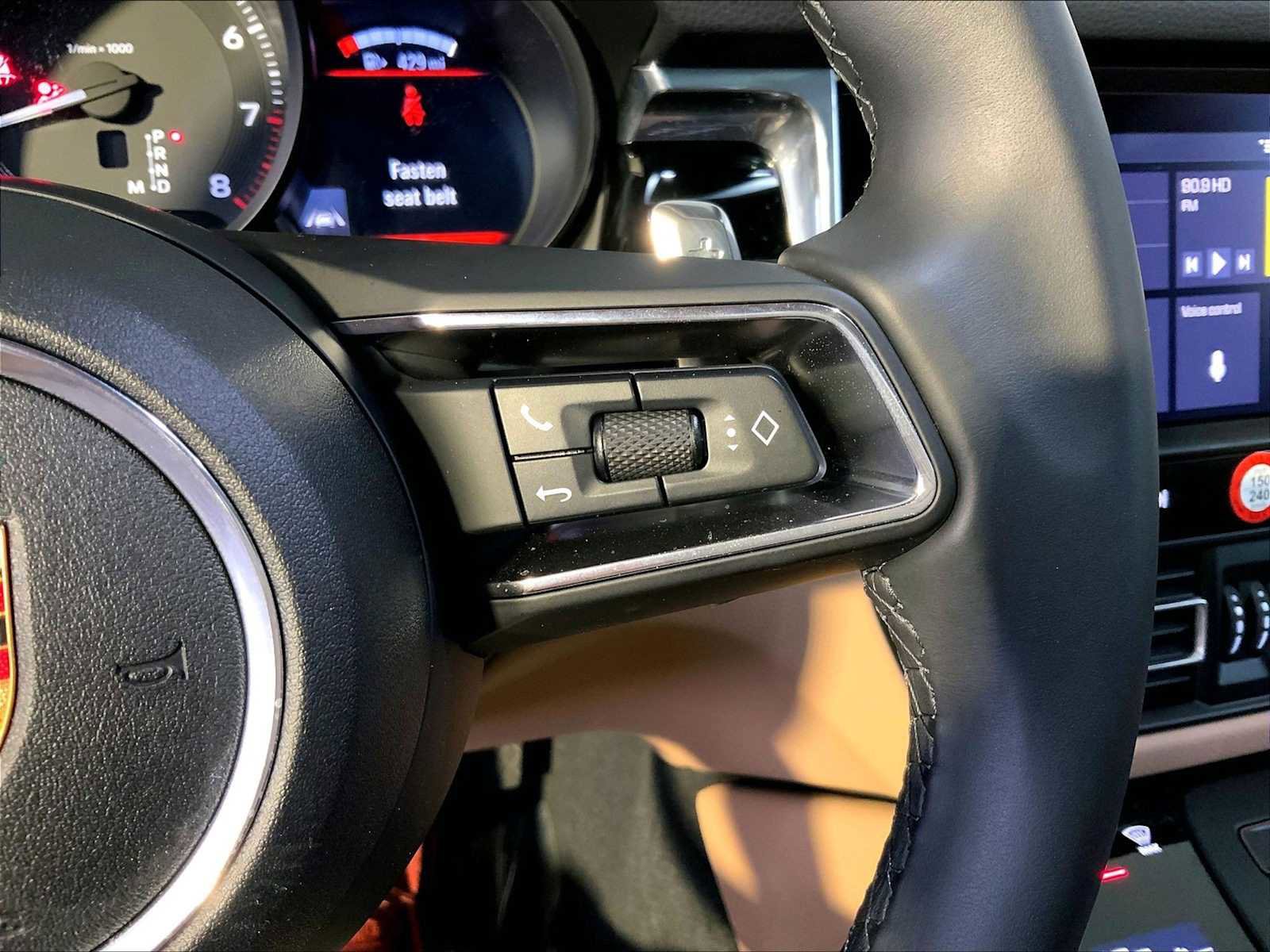 Certified 2025 Porsche Macan image 28