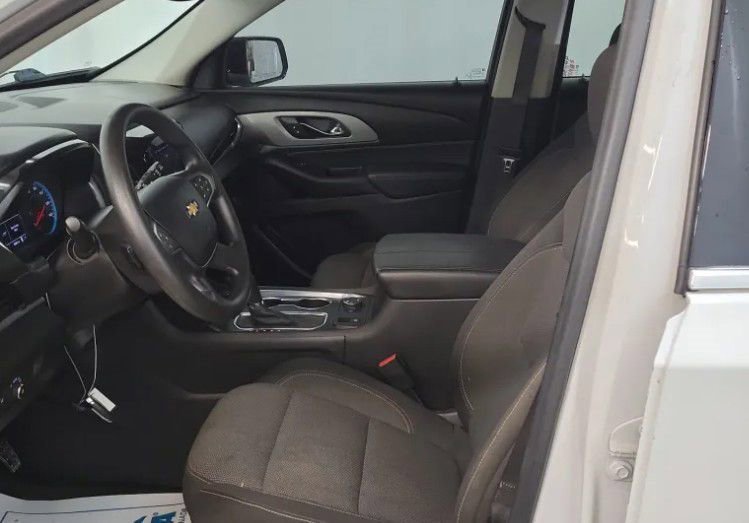 Used 2020 Chevrolet Traverse LS image 2