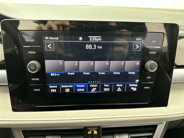 Certified 2025 Volkswagen Taos SE image 17