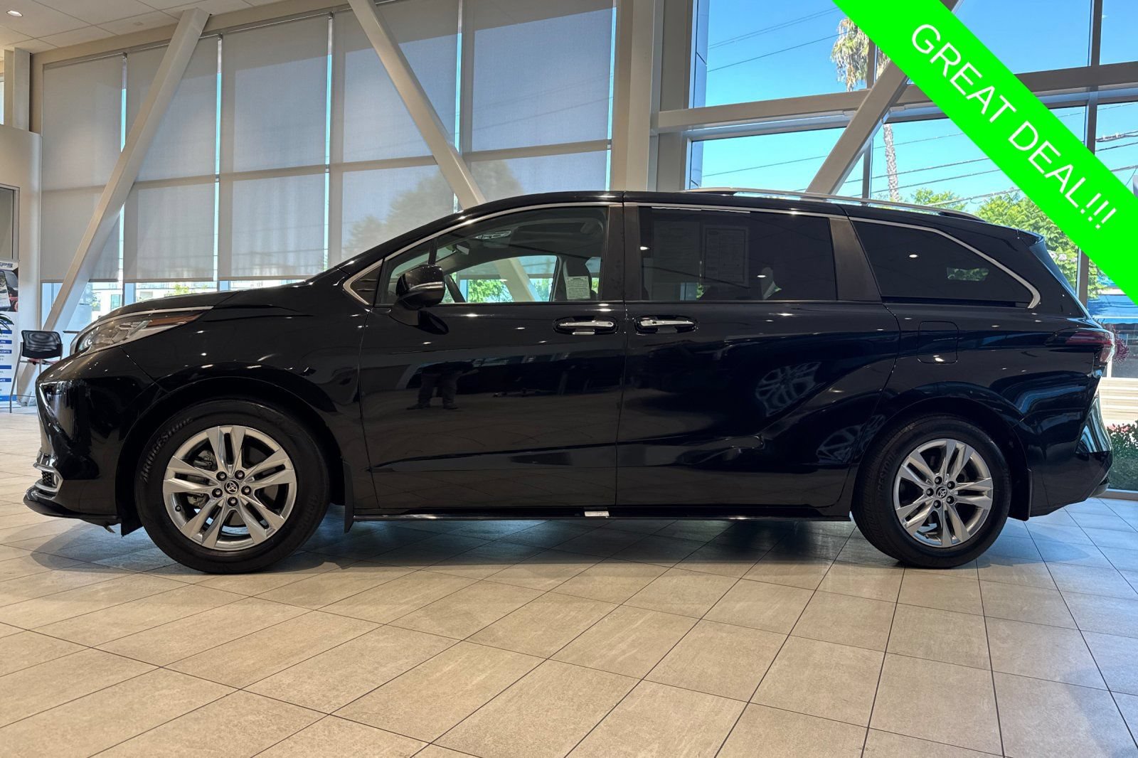 Certified 2023 Toyota Sienna Limited FWD image 7