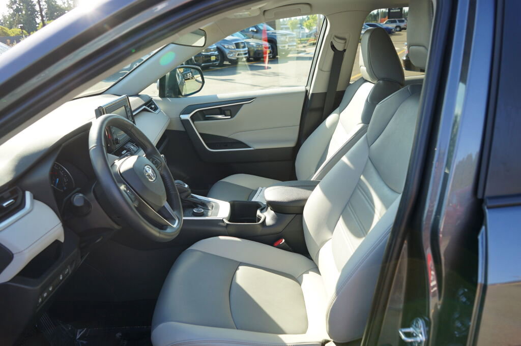 Used 2022 Toyota RAV4 XLE Premium image 11