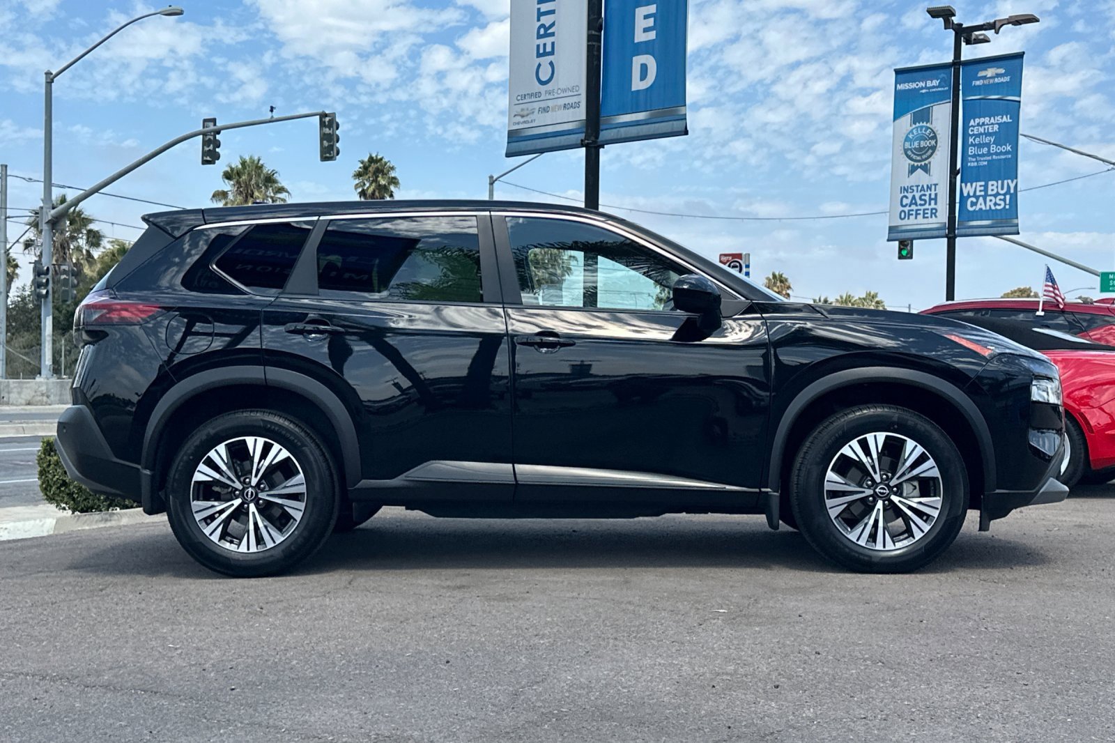 Used 2023 Nissan Rogue SV image 3