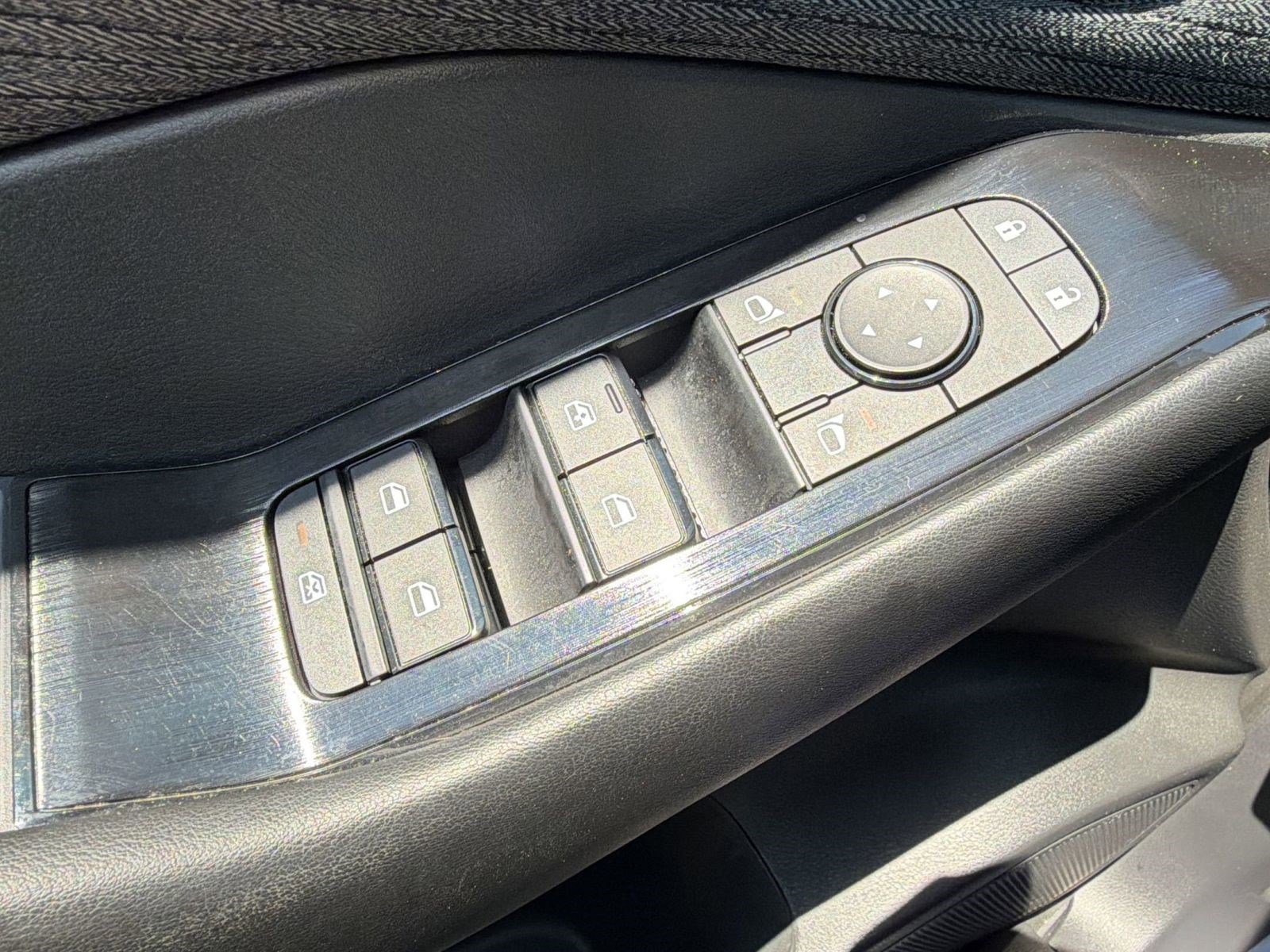 Used 2023 Nissan Rogue S image 13