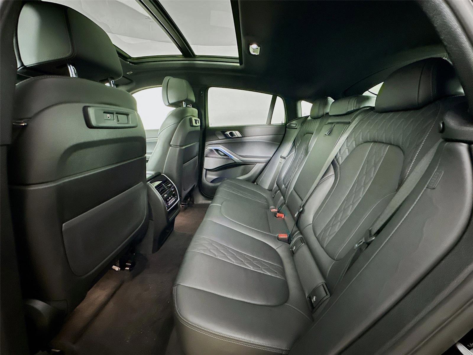 Used 2021 BMW X6 M50i image 26