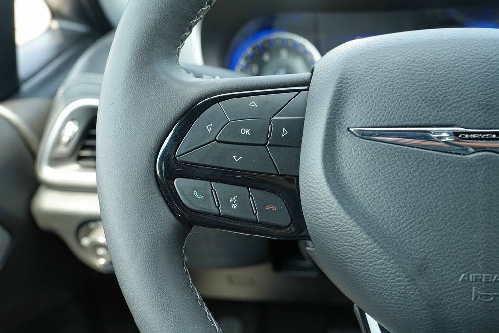 Used 2025 Chrysler Pacifica Limited FWD image 33
