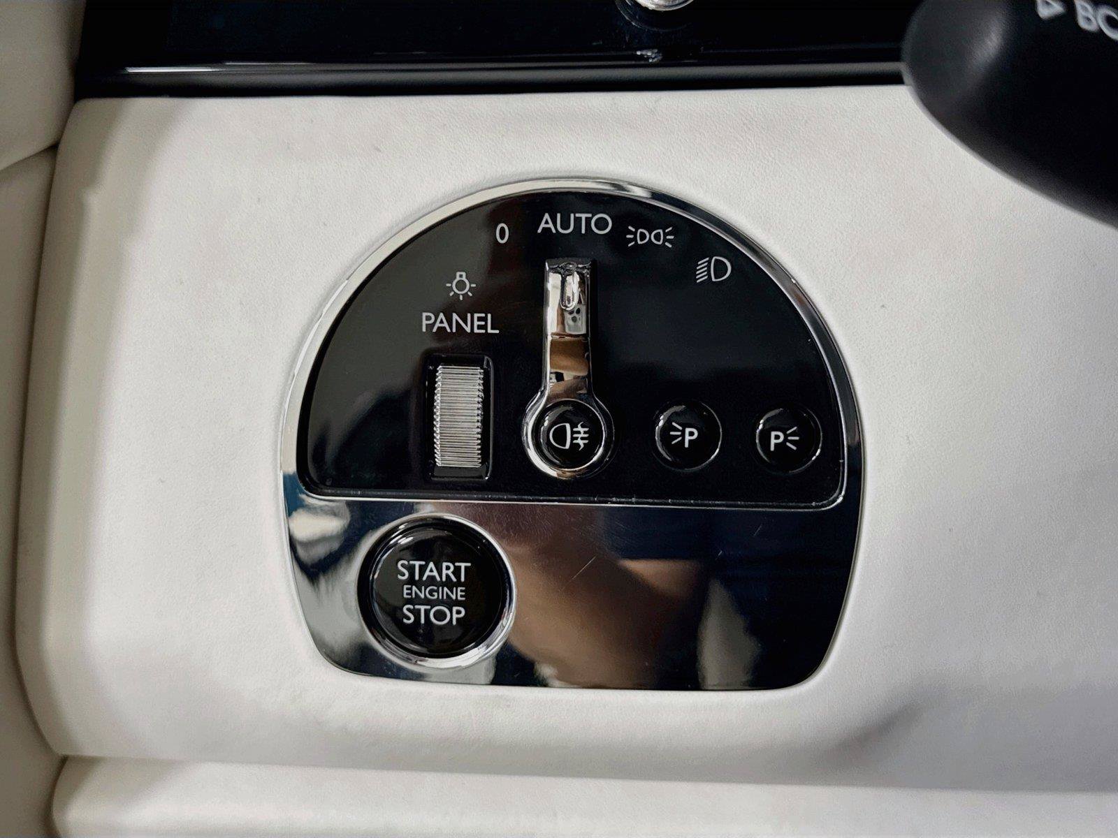 Used 2025 Rolls-Royce Cullinan AWD/4WD image 25