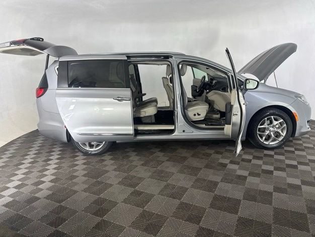 Used 2018 Chrysler Pacifica Limited FWD image 15