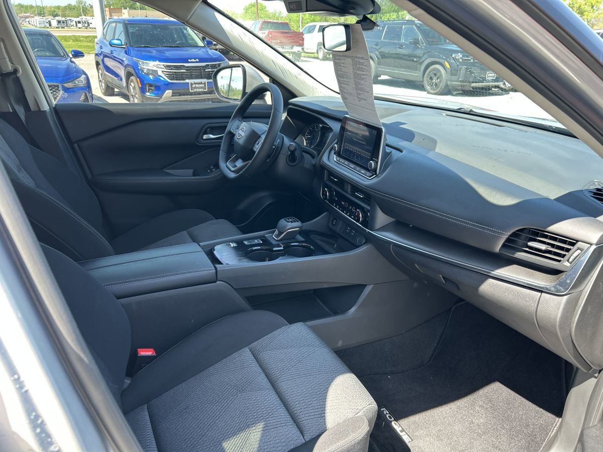 Used 2025 Nissan Rogue SV FWD image 12