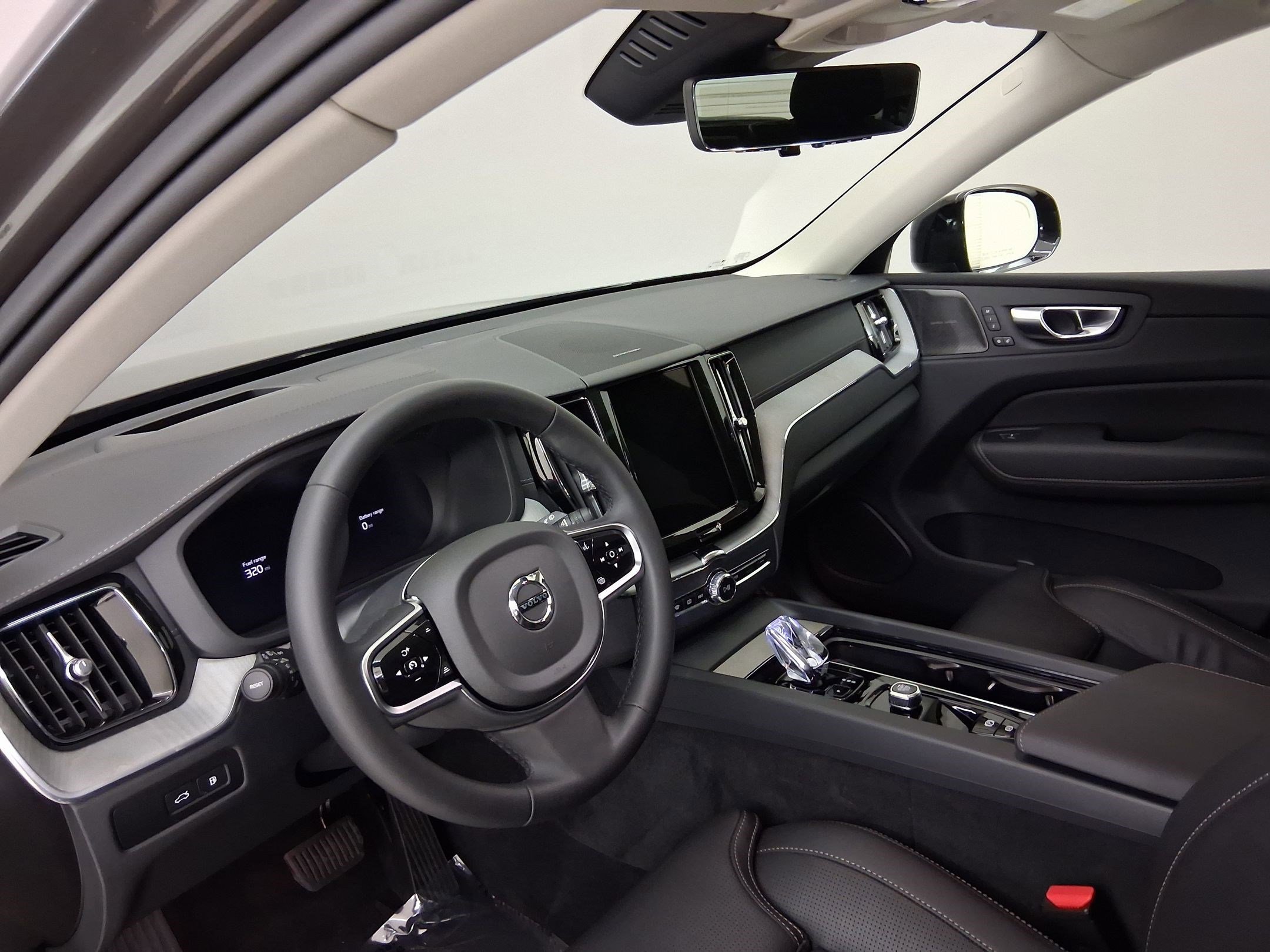 Used 2025 Volvo XC60 T8 Ultra w/ Protection Package Premier AWD/4WD image 2