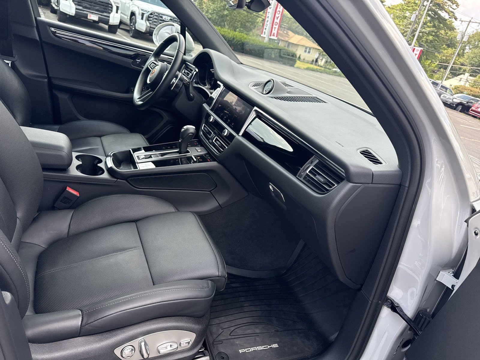 Used 2026 Porsche Macan AWD/4WD image 22