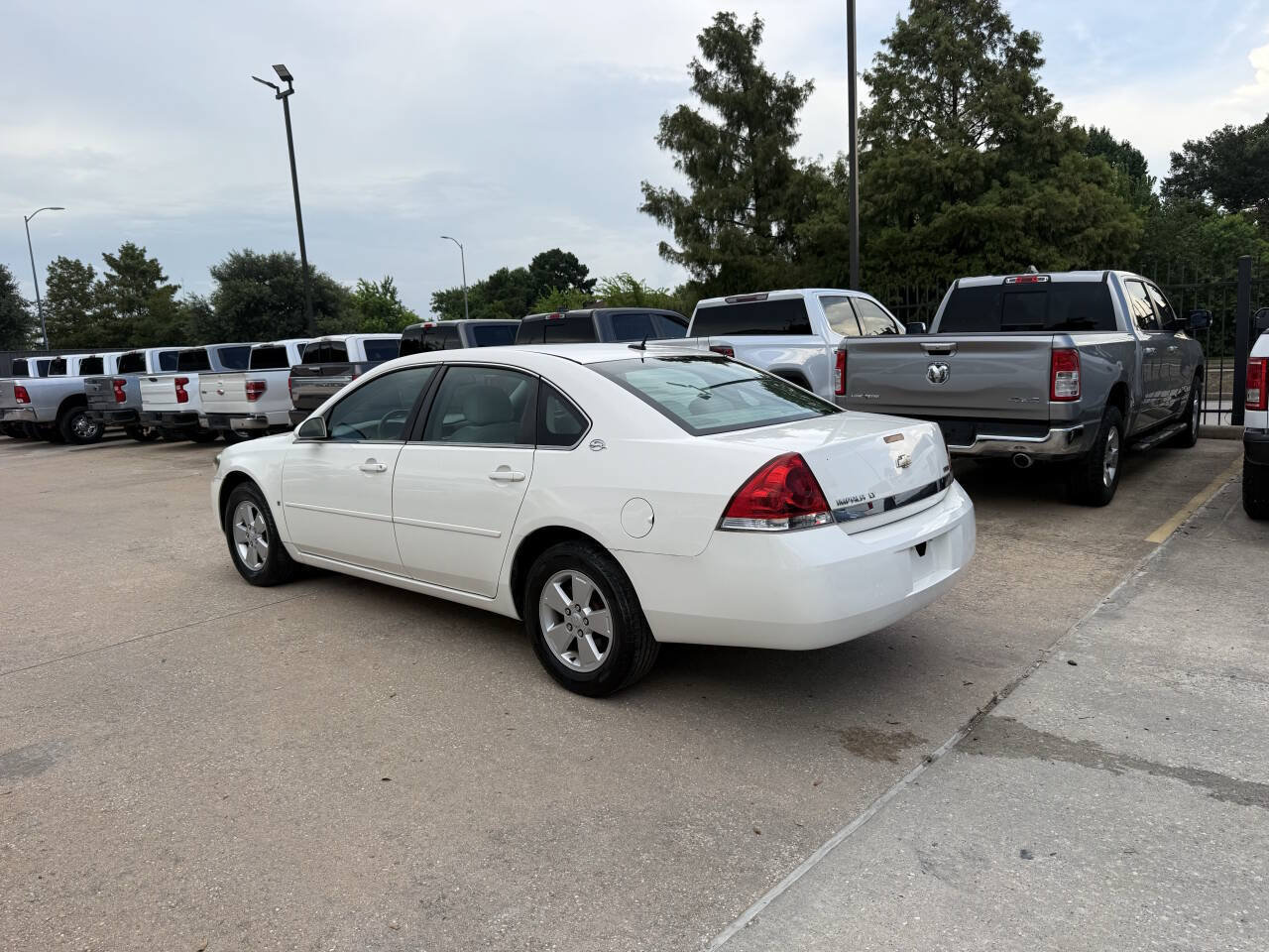 Used 2008 Chevrolet Impala LT FWD image 4