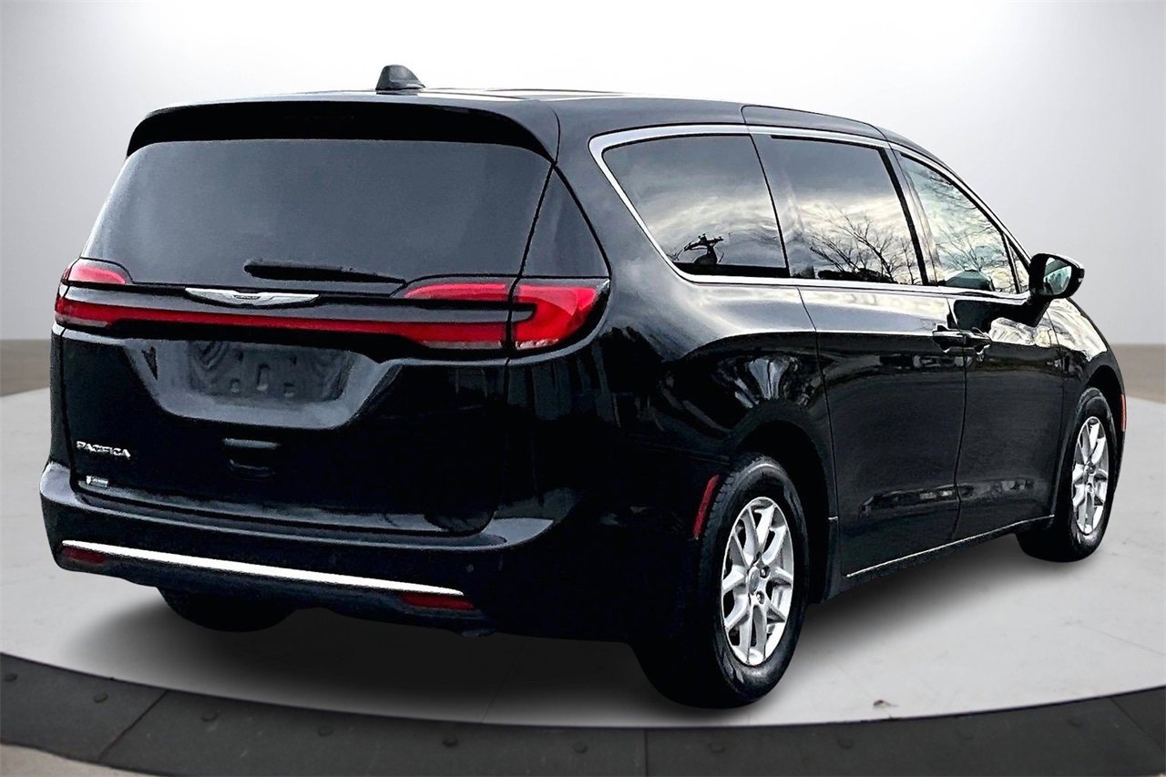 Certified 2024 Chrysler Pacifica Touring-L image 9