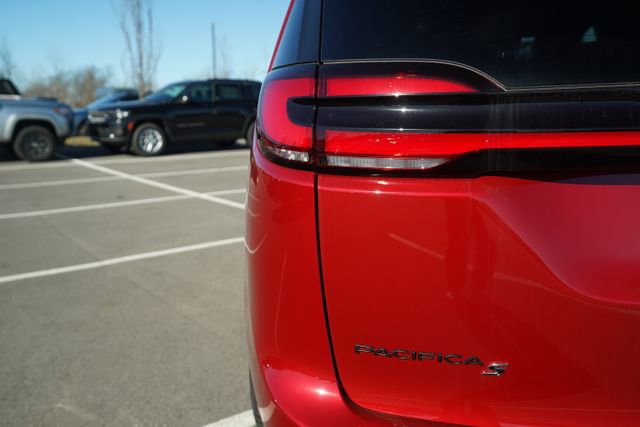 New 2026 Chrysler Pacifica Limited w/ Uconnect Theater Family Group image 40