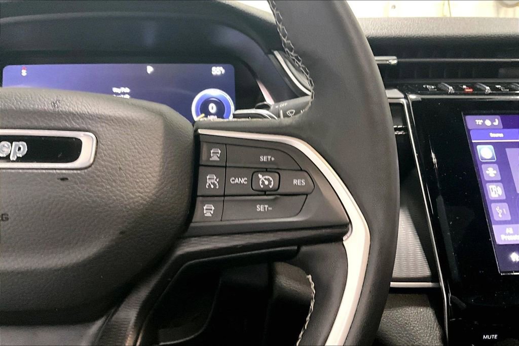 Used 2023 Jeep Grand Cherokee L Laredo image 12