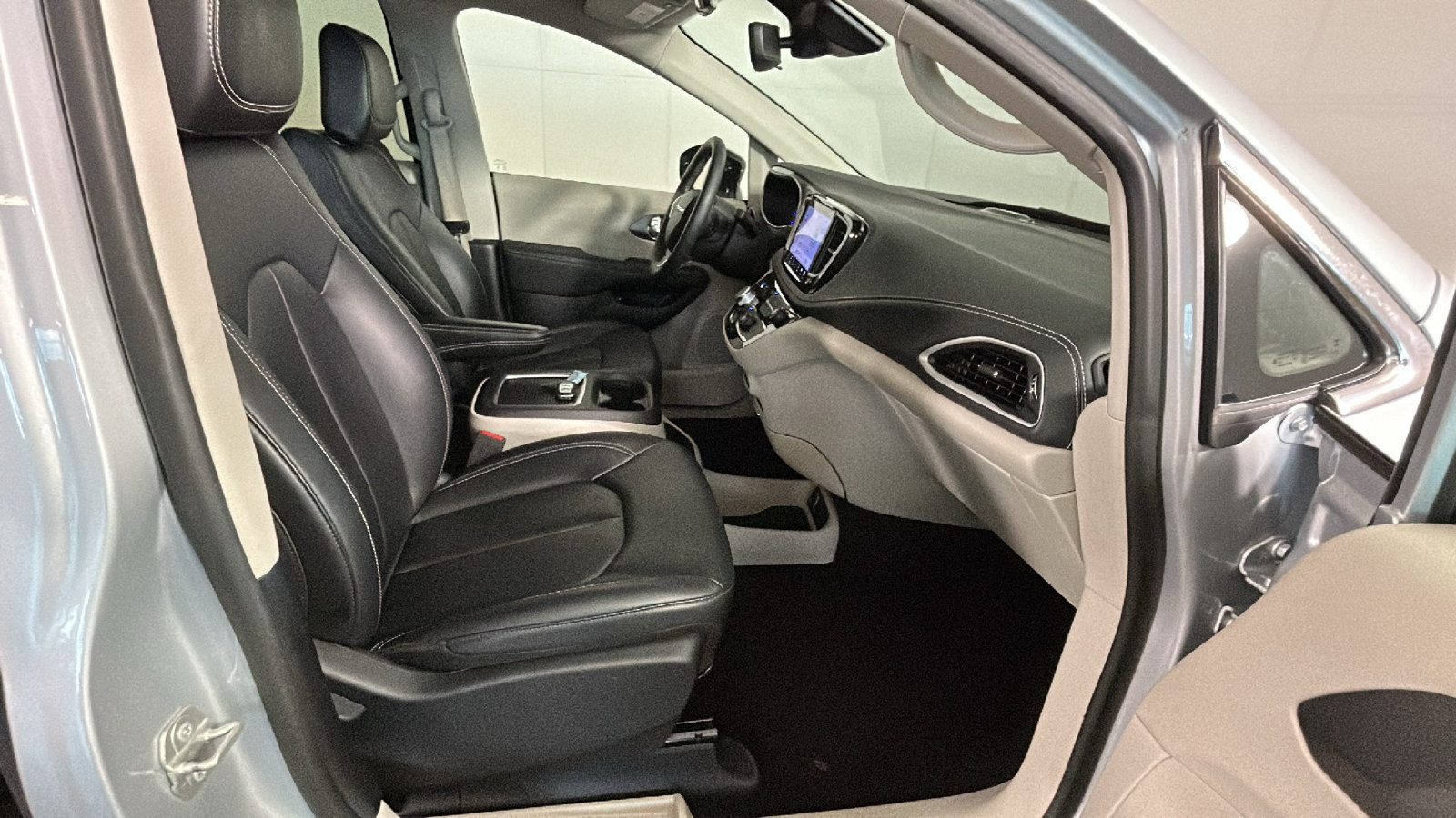 Used 2024 Chrysler Pacifica Limited FWD image 34