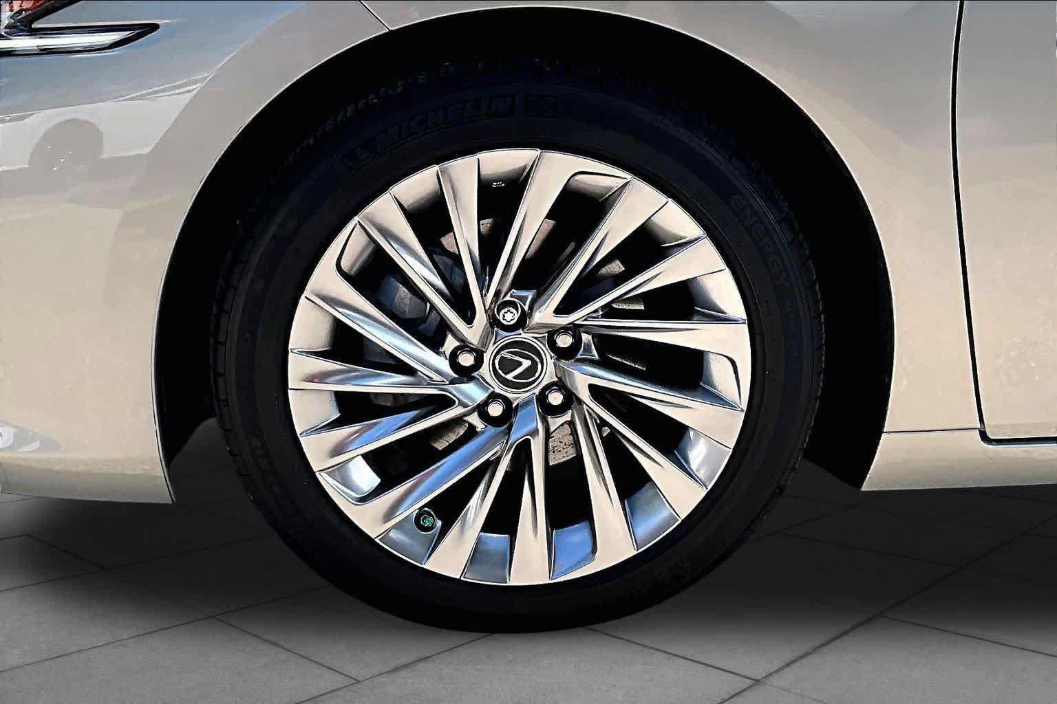 Used 2021 Lexus ES 300h Ultra Luxury w/ Accessory Package 2 FWD image 11