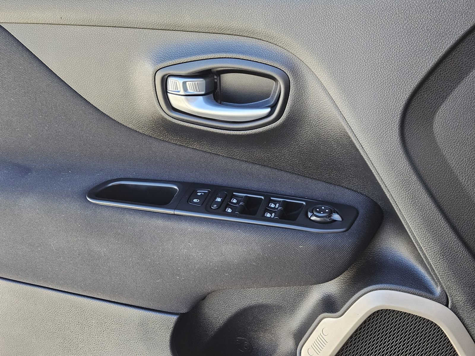 Used 2017 Jeep Renegade Latitude w/ Safety & Security Group (ALP) image 31