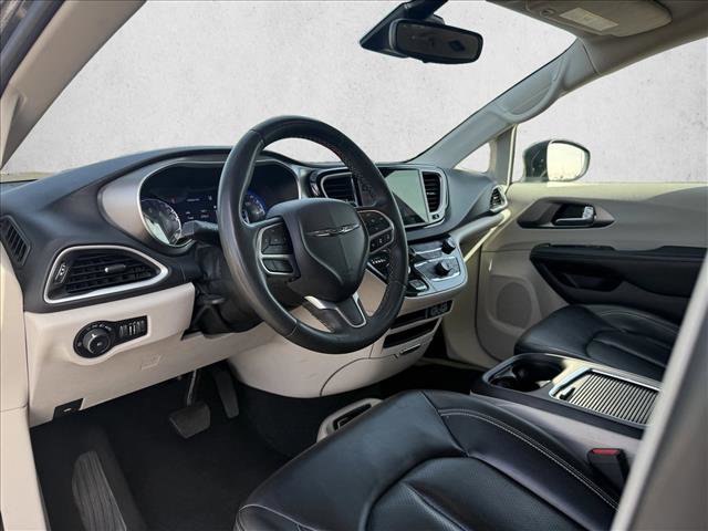 Used 2023 Chrysler Pacifica Touring-L FWD image 10