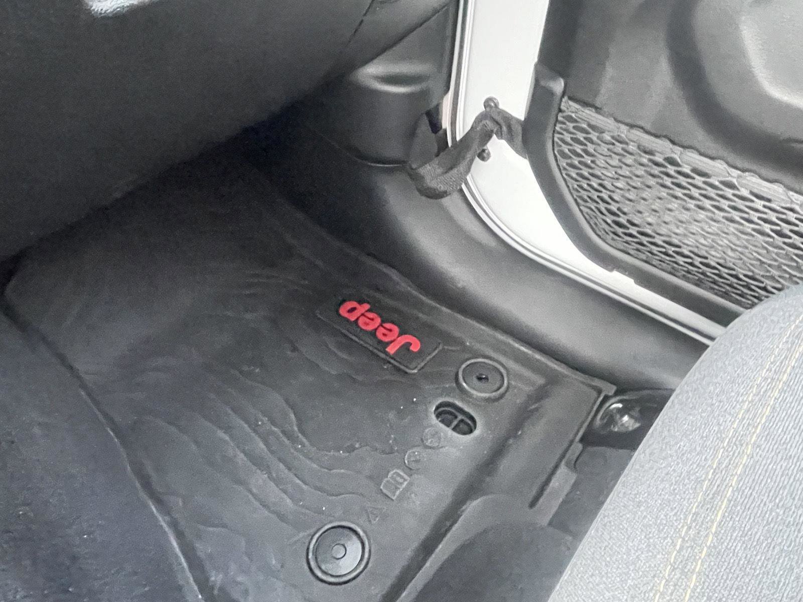 Used 2025 Jeep Gladiator Sport image 18