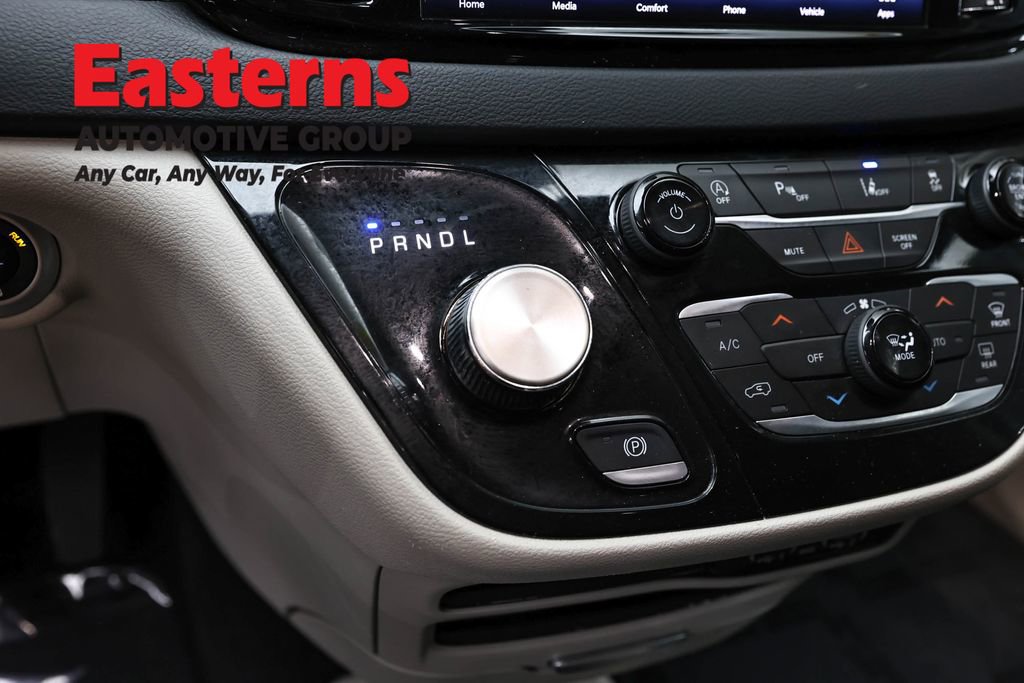 Used 2023 Chrysler Pacifica Touring-L FWD image 13