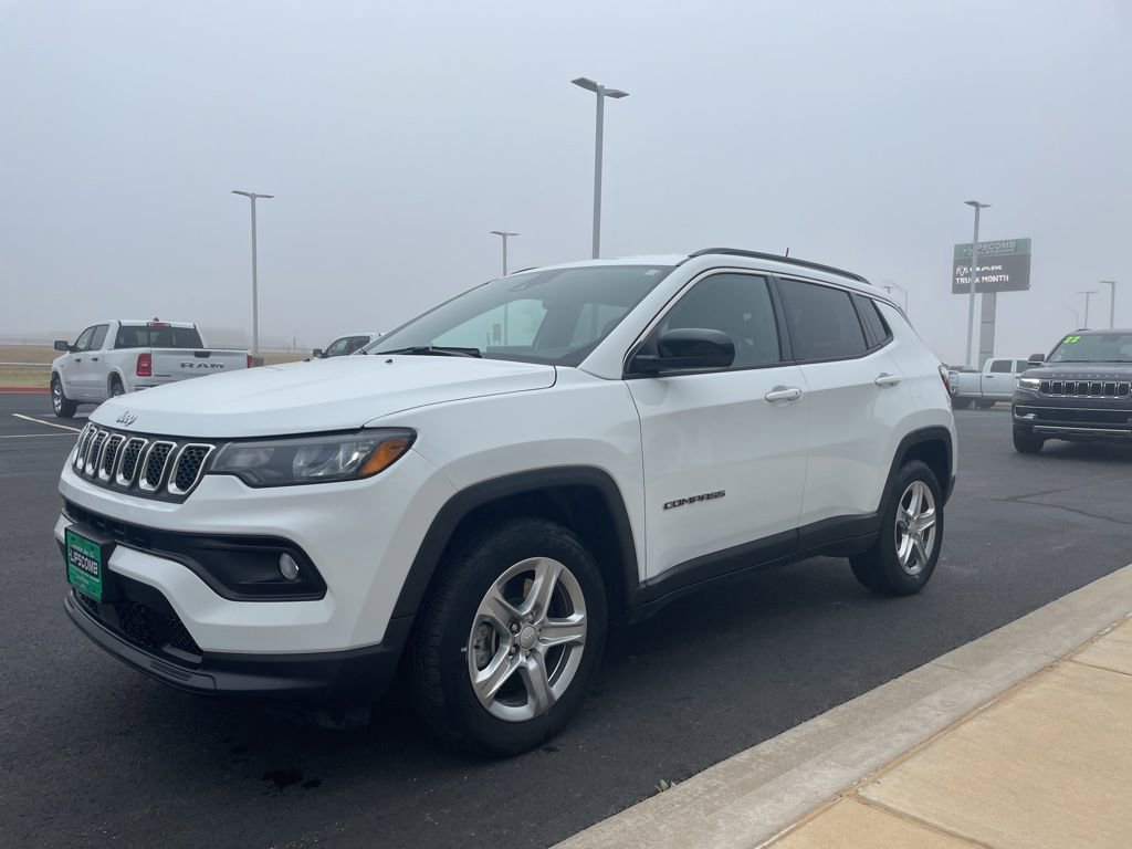 Used 2024 Jeep Compass Latitude image 3