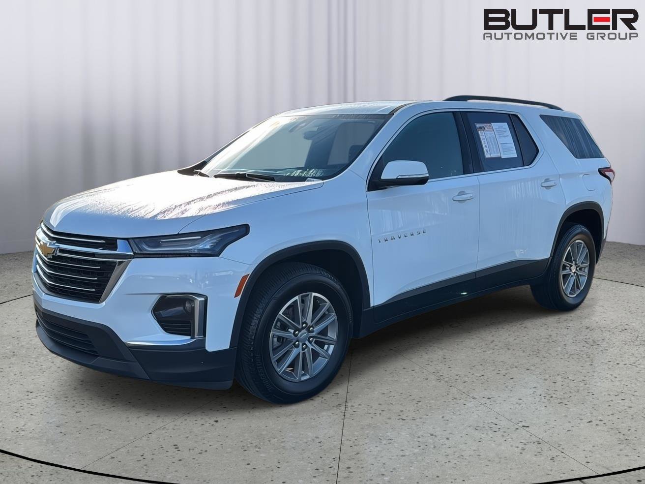 Used 2023 Chevrolet Traverse LT image 2