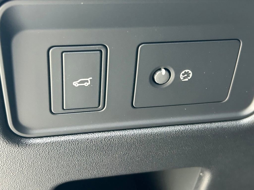 Used 2025 Land Rover Discovery S image 31