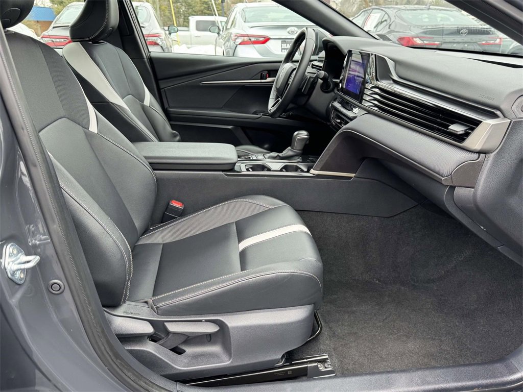 Used 2025 Toyota Camry SE image 14