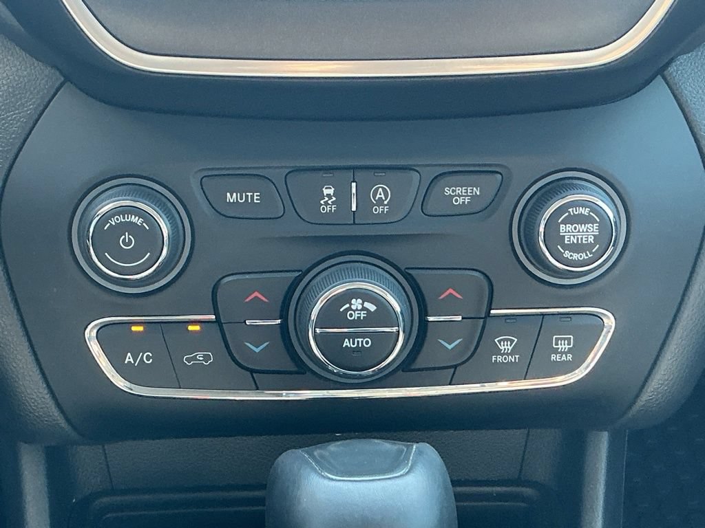 Used 2020 Jeep Cherokee Trailhawk AWD/4WD image 31