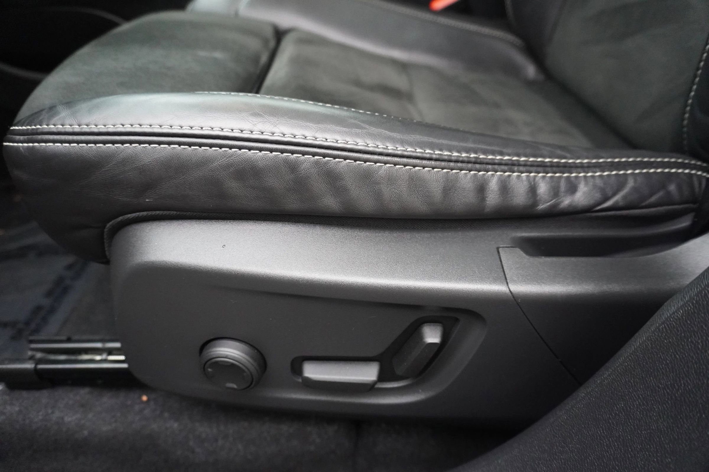 Used 2021 Volvo XC40 P8 Recharge w/ Advanced Package image 28