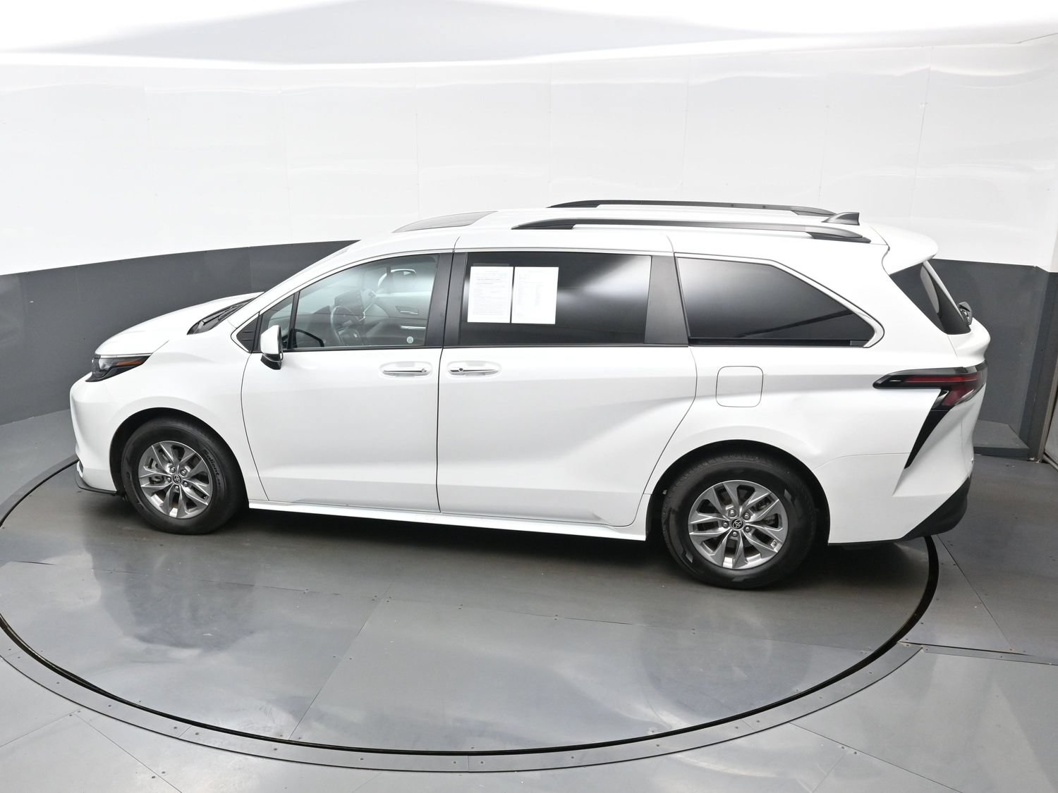 Used 2024 Toyota Sienna XLE AWD/4WD image 39