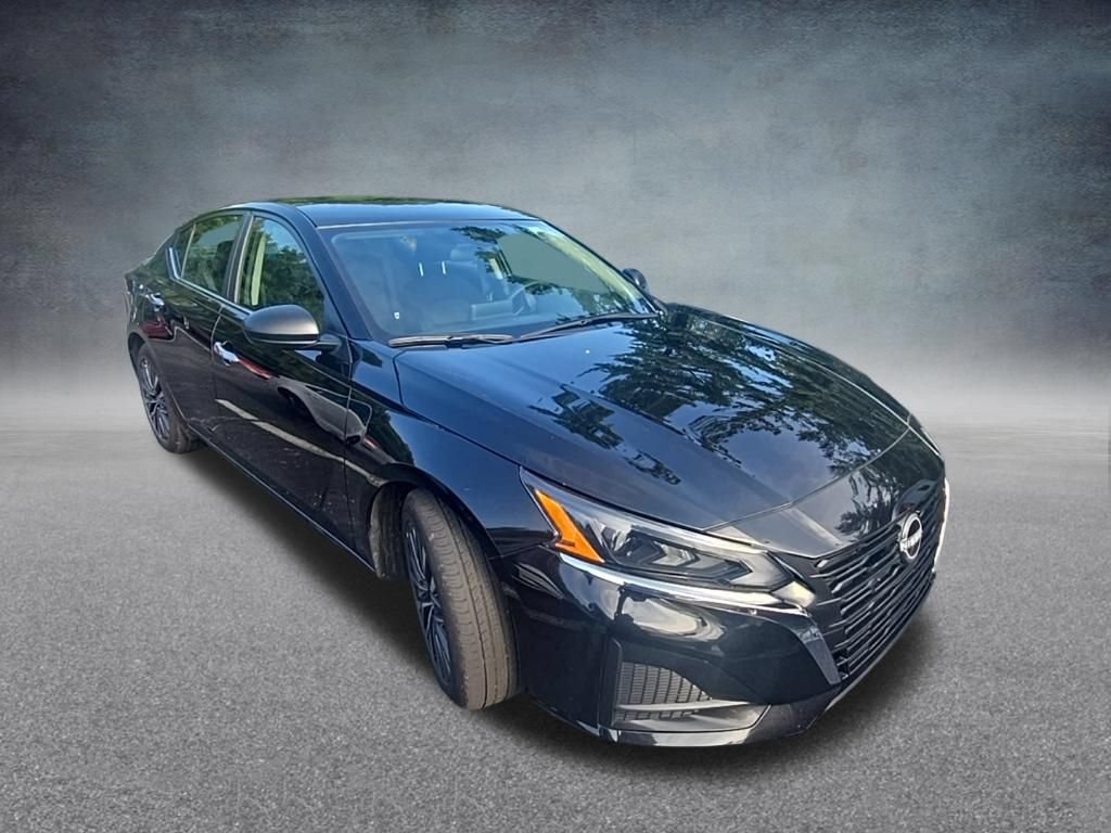 Used 2025 Nissan Altima 2.5 SV FWD image 2