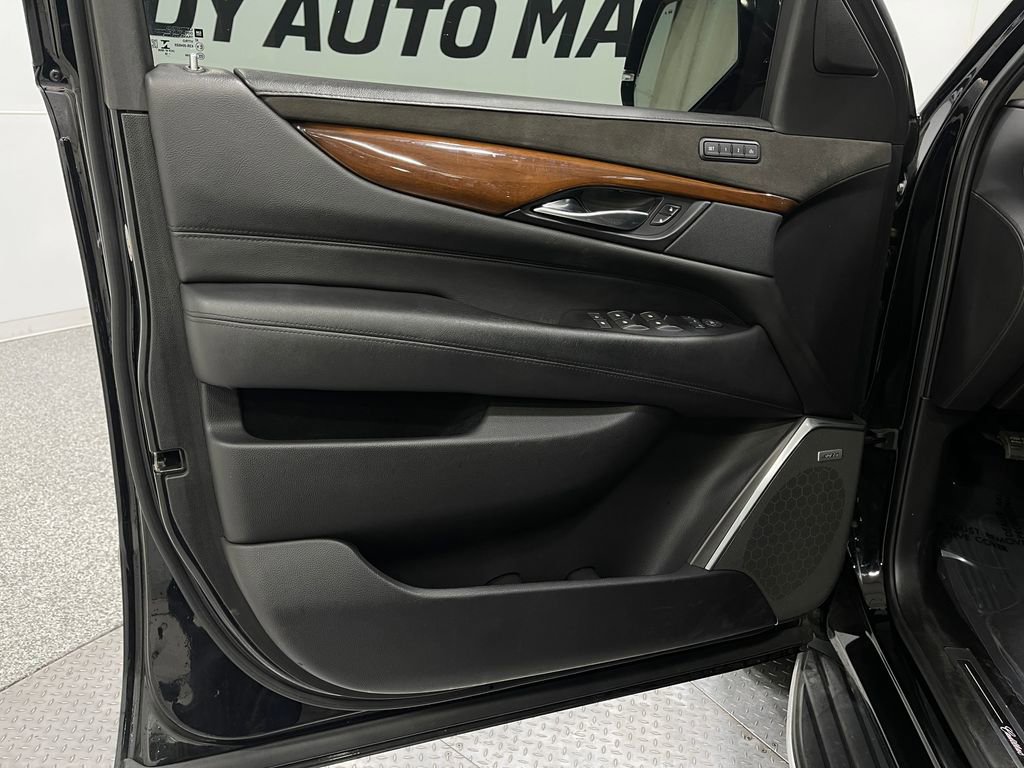 Used 2018 Cadillac Escalade ESV Luxury image 16