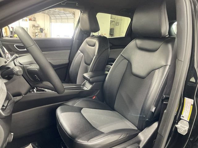 Used 2025 Jeep Compass Latitude AWD/4WD image 11