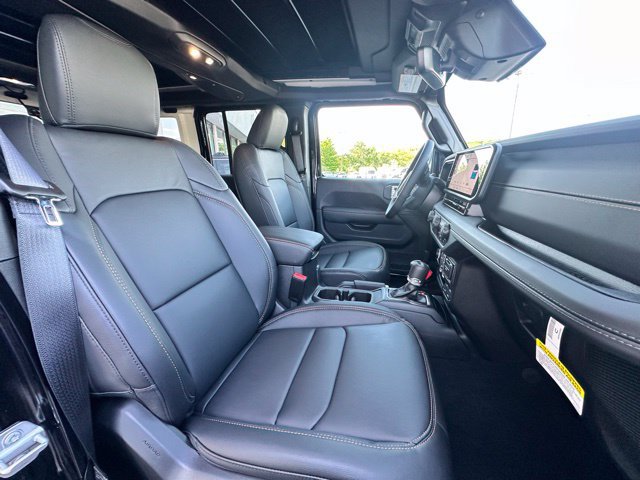 Used 2025 Jeep Wrangler Unlimited Sahara AWD/4WD image 29