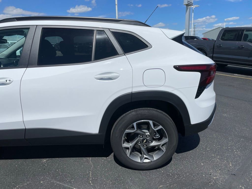 Used 2025 Chevrolet Trax LT FWD image 32