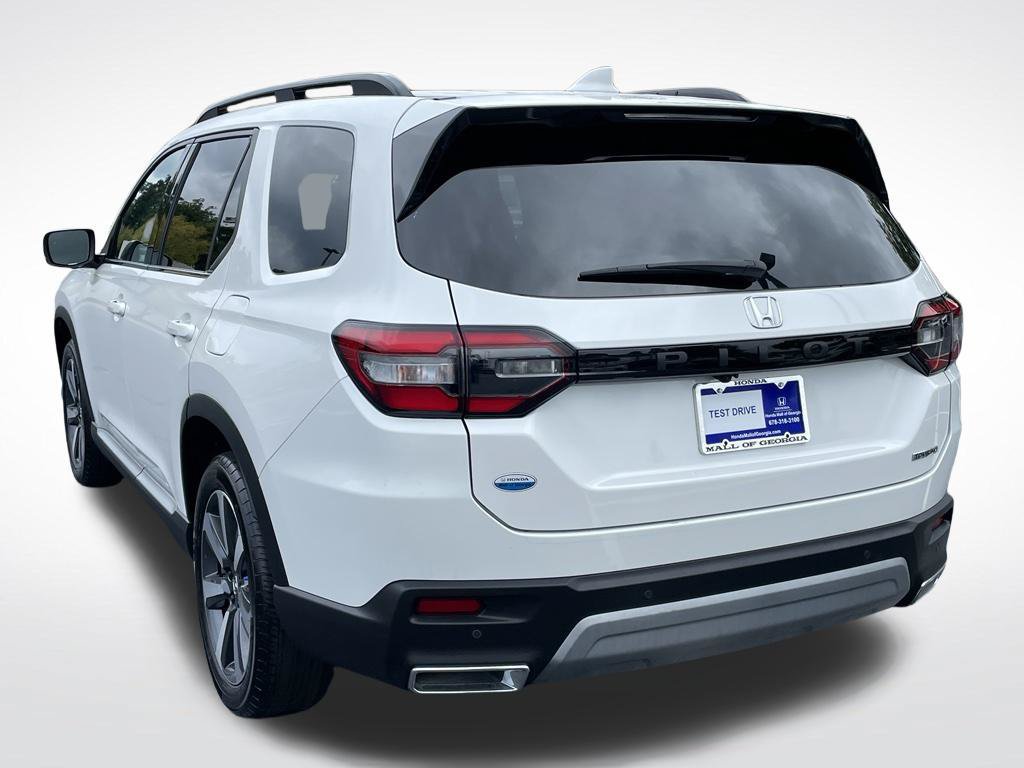 Certified 2025 Honda Pilot Touring image 4