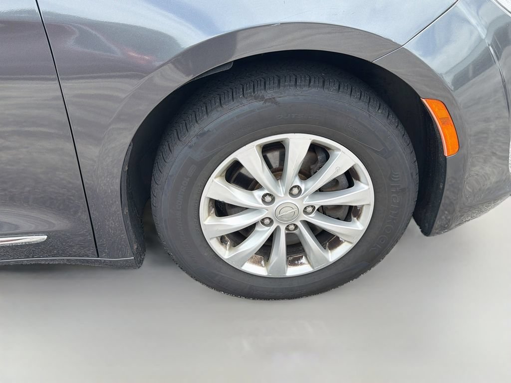 Used 2018 Chrysler Pacifica Touring-L FWD image 10