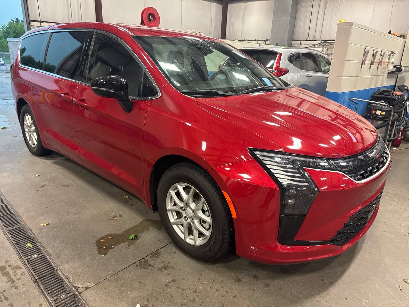 Used 2027 Chrysler Pacifica Select FWD image 2