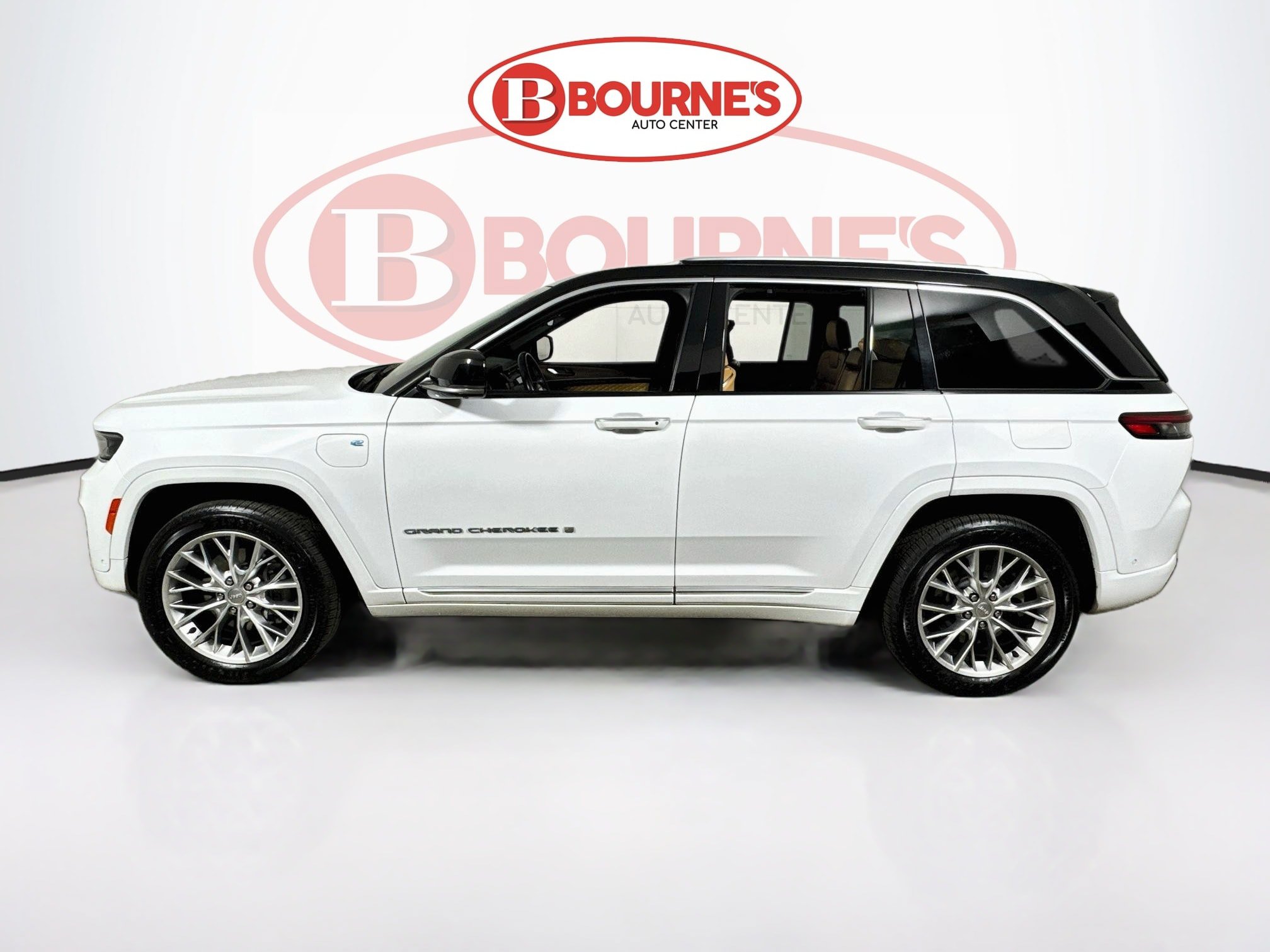 Used 2023 Jeep Grand Cherokee Summit w/ Advanced Protech Group IV AWD/4WD image 9