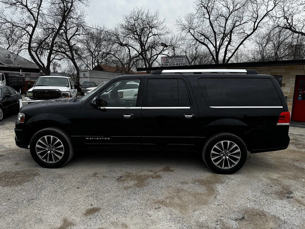 Used 2017 Lincoln Navigator L Select image 2