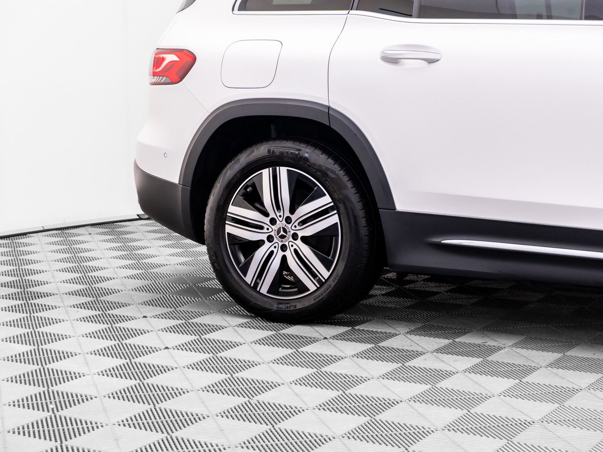 Used 2023 Mercedes-Benz EQB 300 4MATIC image 37