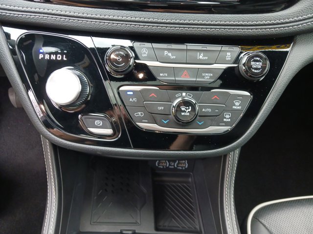 Used 2025 Chrysler Pacifica Limited image 24