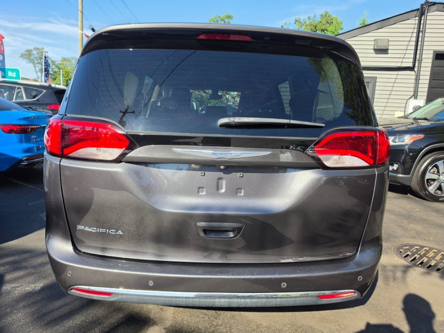 Used 2017 Chrysler Pacifica Touring-L FWD image 8