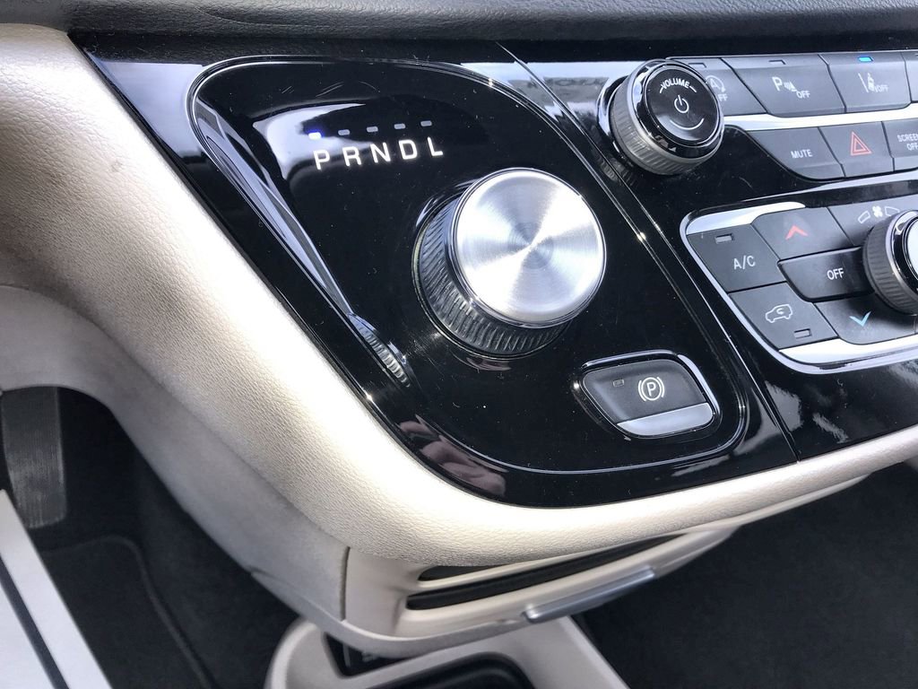 Used 2024 Chrysler Pacifica Touring-L image 19