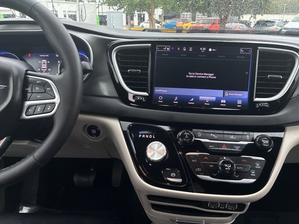 Used 2024 Chrysler Pacifica Touring-L image 18