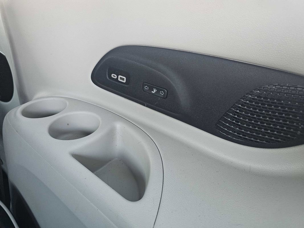 Used 2023 Chrysler Pacifica Limited w/ Uconnect Theater Family Group image 22